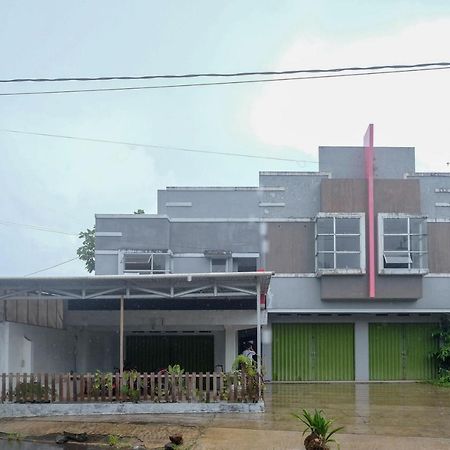 Reddoorz At Lapangan Bandara Sam Ratulangi Manado Hotell Exteriör bild