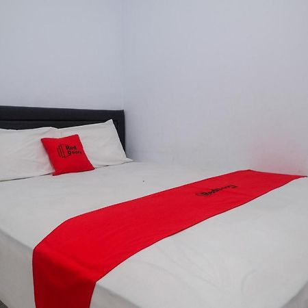 Reddoorz At Lapangan Bandara Sam Ratulangi Manado Hotell Exteriör bild