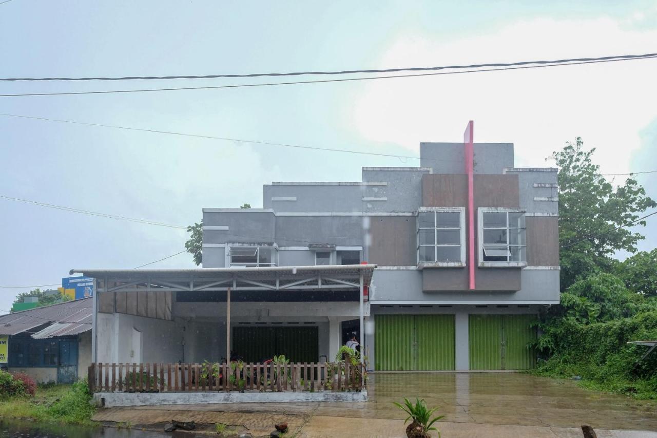 Reddoorz At Lapangan Bandara Sam Ratulangi Manado Hotell Exteriör bild