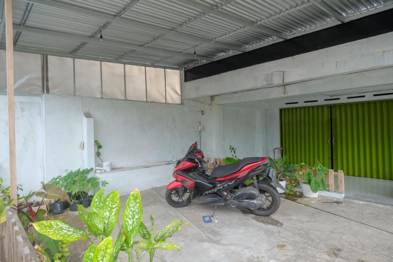 Reddoorz At Lapangan Bandara Sam Ratulangi Manado Hotell Exteriör bild