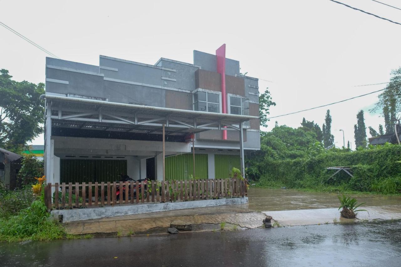 Reddoorz At Lapangan Bandara Sam Ratulangi Manado Hotell Exteriör bild