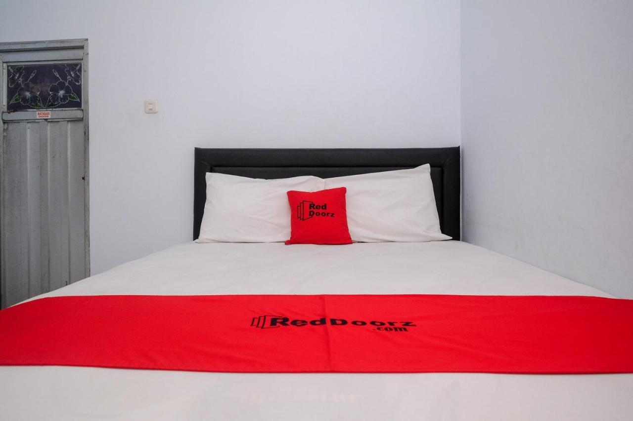 Reddoorz At Lapangan Bandara Sam Ratulangi Manado Hotell Exteriör bild