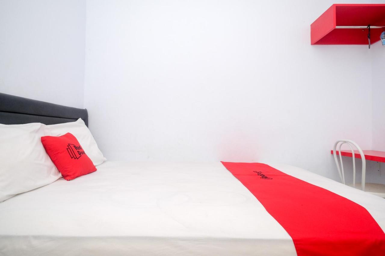 Reddoorz At Lapangan Bandara Sam Ratulangi Manado Hotell Exteriör bild