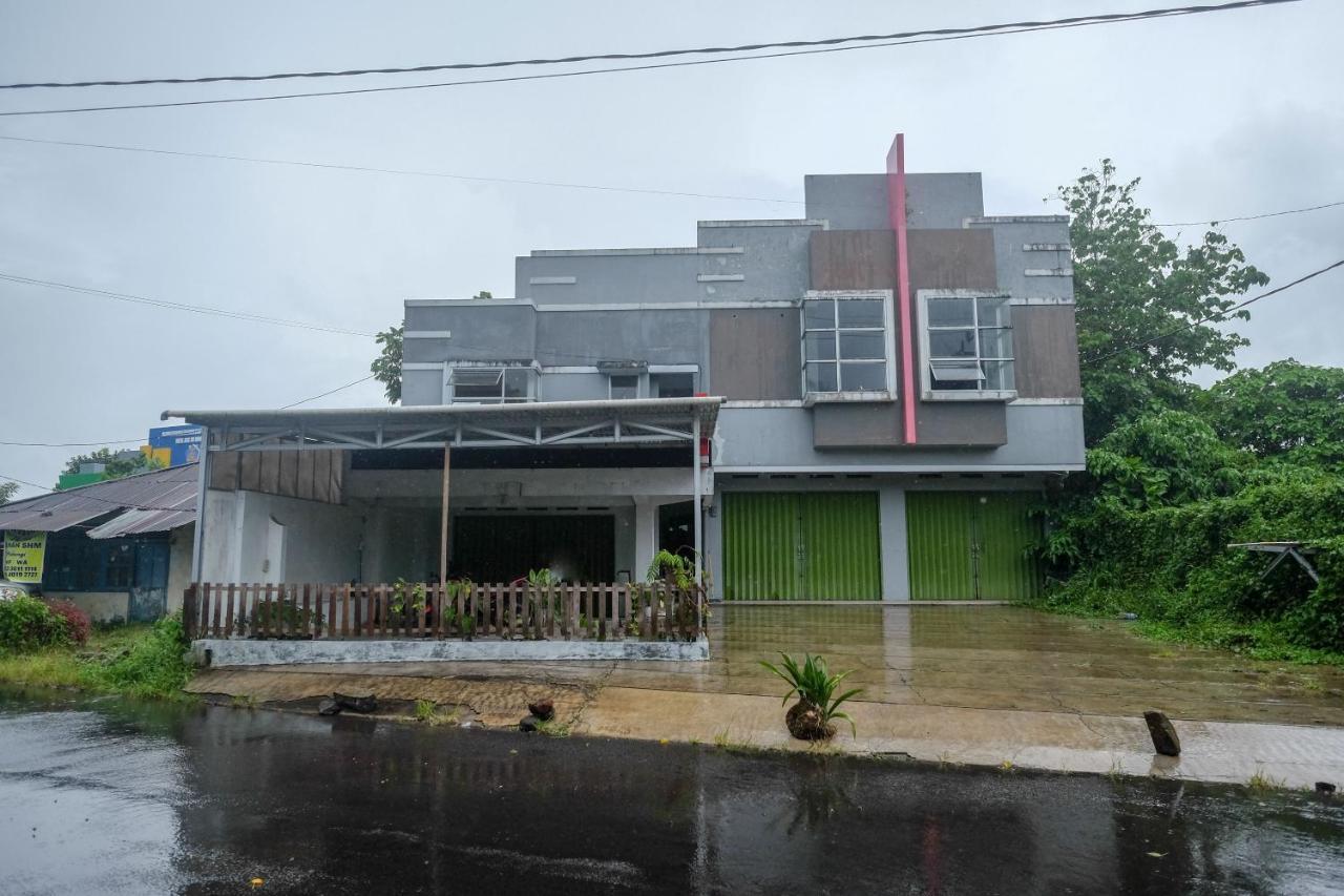 Reddoorz At Lapangan Bandara Sam Ratulangi Manado Hotell Exteriör bild