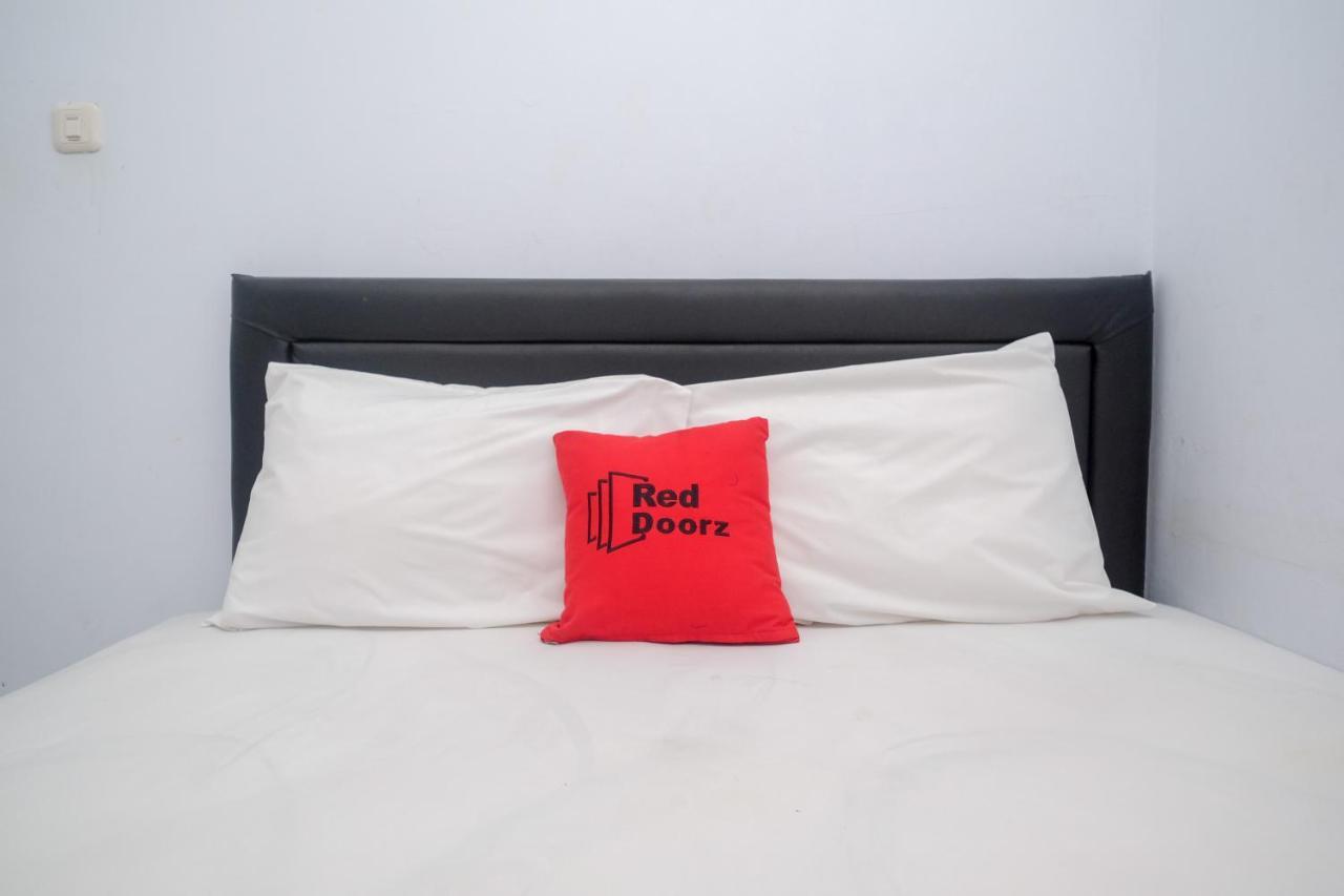 Reddoorz At Lapangan Bandara Sam Ratulangi Manado Hotell Exteriör bild